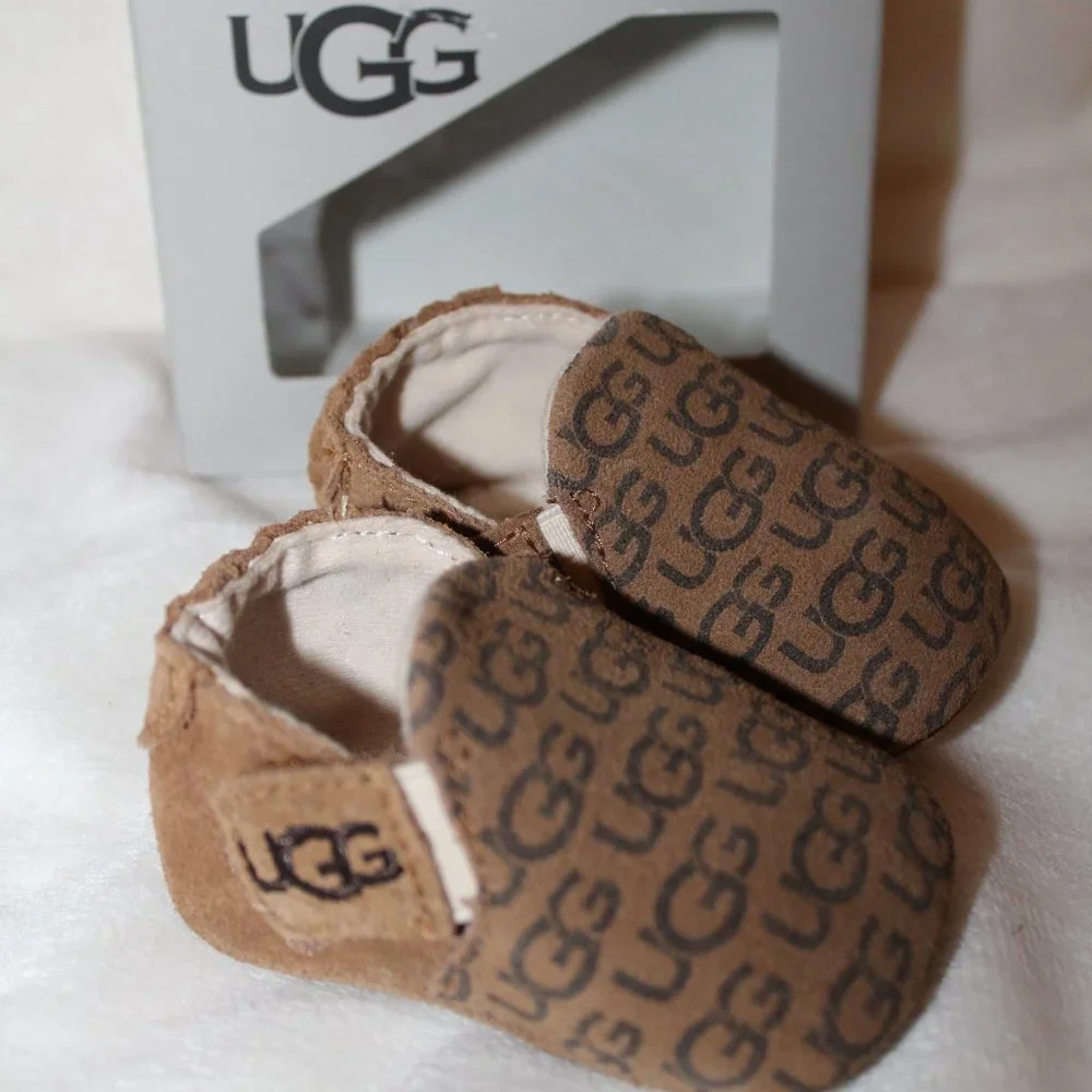 NIB UGG INFANT UNISEX BOYS GIRLS‎ SUEDE LOGO CRIB SHOES CHESTNUT
